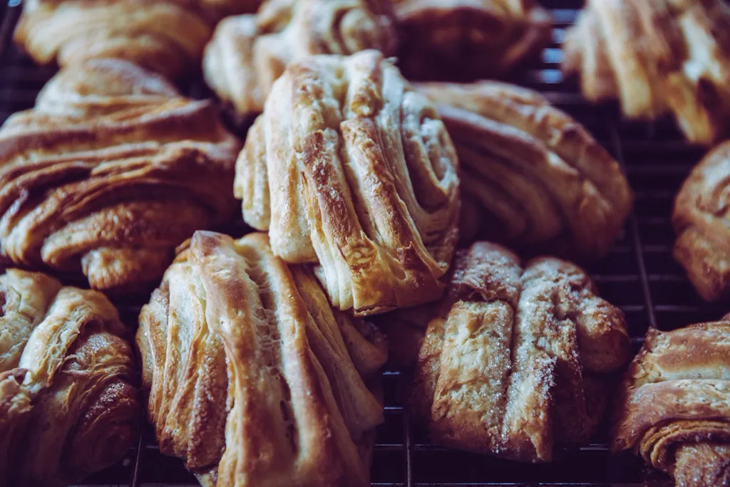 Croissante cu unt pe grătarul de răcire
